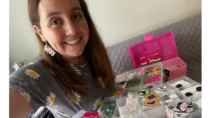 Erika Flores y los aros de su Tienda Vendaval