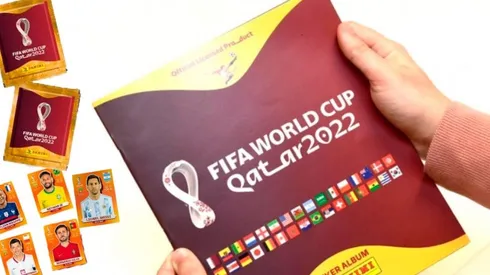 Coleccionista pesa los sobres del álbum del Mundial para obtener láminas especiales.