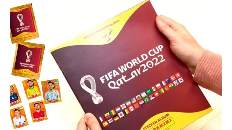 Coleccionista pesa los sobres del álbum del Mundial para obtener láminas especiales.