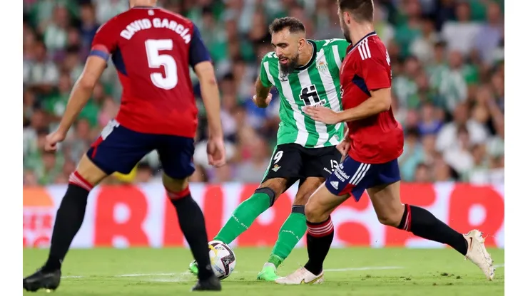 Borja Iglesias anotó un golazo para dejar al Betis en la cima de La Liga