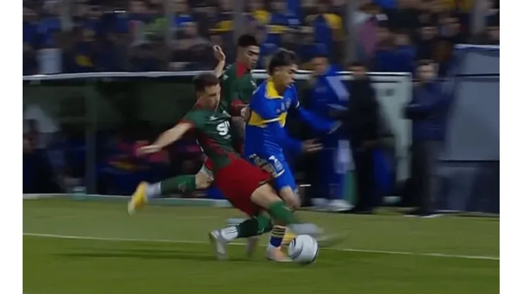El momento de la lesión de Exequiel Zeballos tras la patada de Milton Leyendeker.