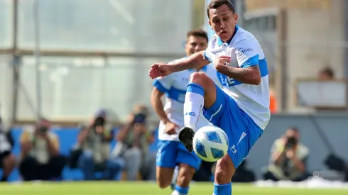 Fabián Orellana será la gran novedad en el once titular de Universidad Católica ante Universidad de Chile