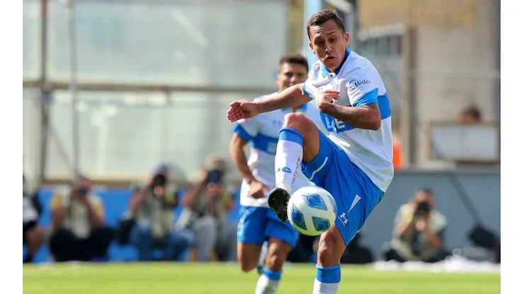 Fabián Orellana será la gran novedad en el once titular de Universidad Católica ante Universidad de Chile