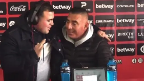 García haciendo un dúo con un reportero cantando Chayanne