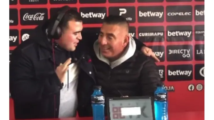 García haciendo un dúo con un reportero cantando Chayanne