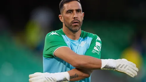 Claudio Bravo aguarda para una solución a su situación.
