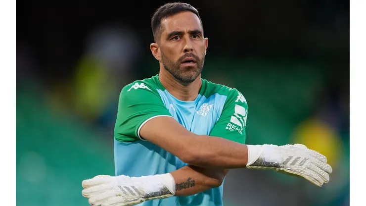 Claudio Bravo aguarda para una solución a su situación.
