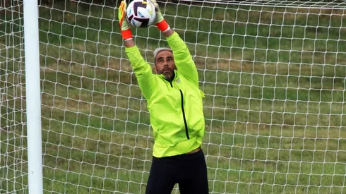 Claudio Bravo espera por la solución de su situación con Betis.