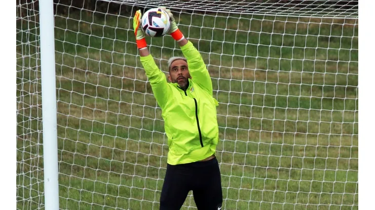 Claudio Bravo espera por la solución de su situación con Betis.