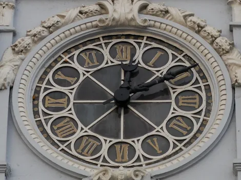 ¿Cuánto falta para cambiar la hora y se adelantan o atrasan los relojes?