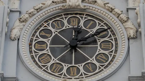 ¿Cuánto falta para cambiar la hora y se adelanta o atrasan los relojes?