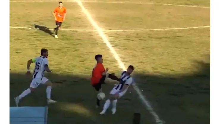 El encuentro entre Saladero y Sud América en la Liga Salteña de Uruguay terminó con un jugador gravemente herido tras una feroz patada en el pecho.