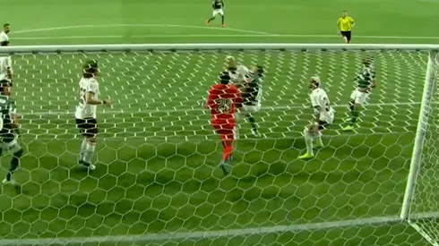 Arturo Vidal es acusado de cometer un penal contra Gustavo Gómez en el final del partido