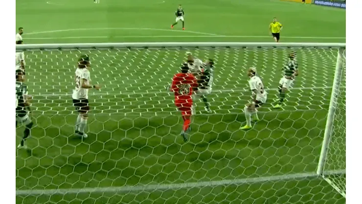 Arturo Vidal es acusado de cometer un penal contra Gustavo Gómez en el final del partido