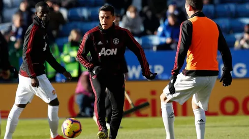 Eric Bailly aparece a la izquierda de Alexis Sánchez.