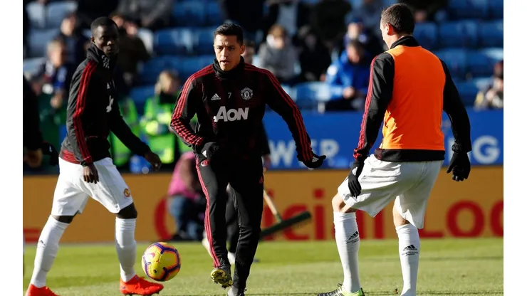 Eric Bailly aparece a la izquierda de Alexis Sánchez.