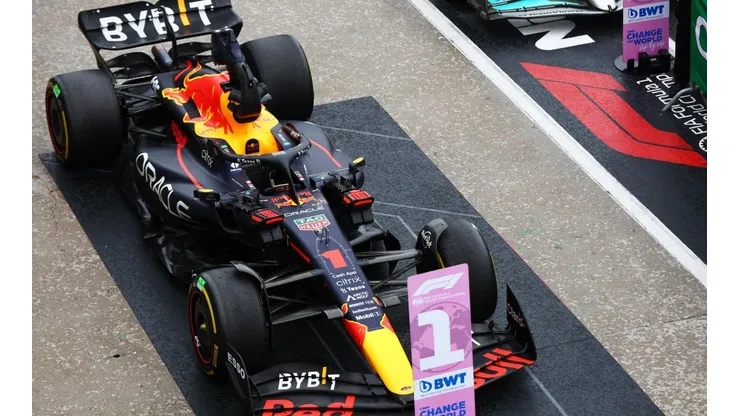 Max Verstappen terminó la primera parte de la temporada como líder en pilotos con ocho triunfos.