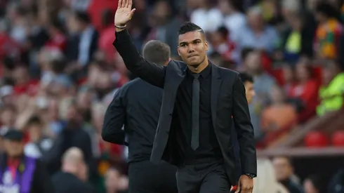 Casemiro saluda al público en el Old Trafford