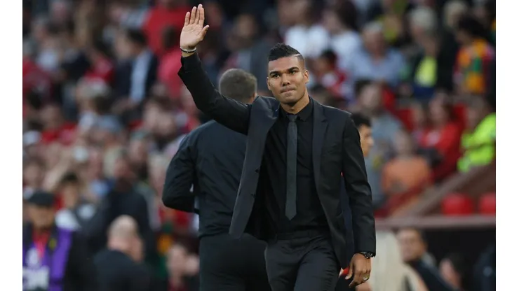 Casemiro saluda al público en el Old Trafford
