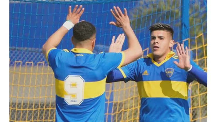 Brandon Cortés festeja otro gran gol en la Reserva de Boca Juniors.