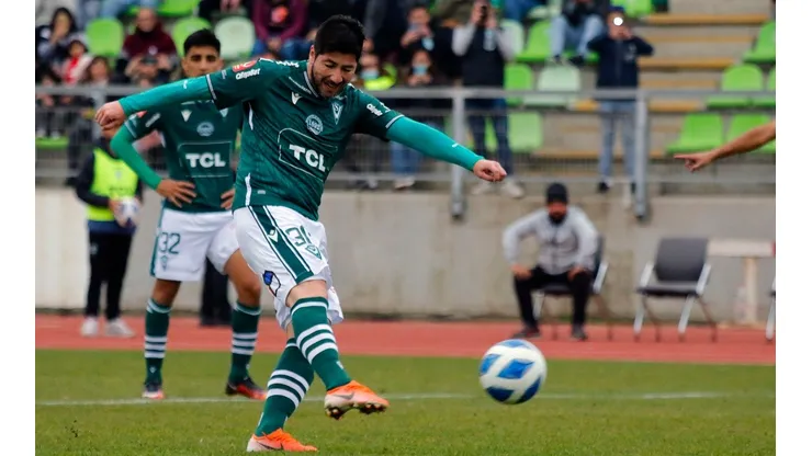Jaime Valdés patea el penal que le dio la victoria a Santiago Wanderers ante Deportes Copiapó.