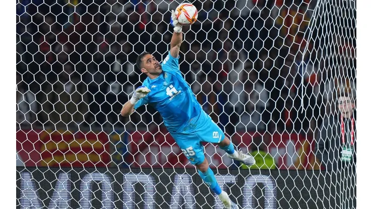 Claudio Bravo puede volver a jugar en Chile, ahora con la camiseta del Betis