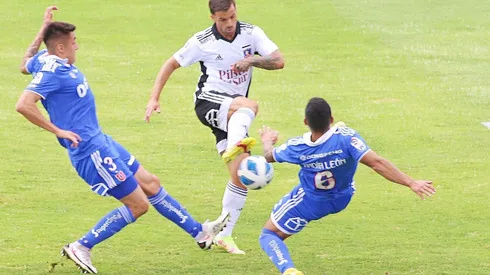 Gabriel Costa en el Superclásico anate la Universidad de Chile.