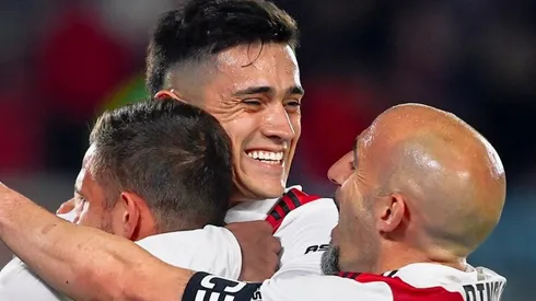 Solari es abrazado por sus compañeros tras su gol