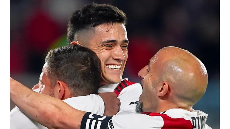 Solari es abrazado por sus compañeros tras su gol