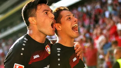 Chicharito y Charles Aránguiz compartieron camarín durante dos temporadas en el Bayer Leverkusen