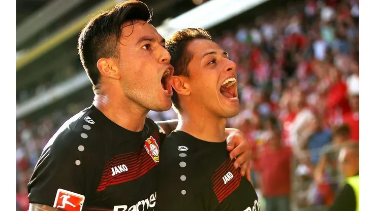 Chicharito y Charles Aránguiz compartieron camarín durante dos temporadas en el Bayer Leverkusen