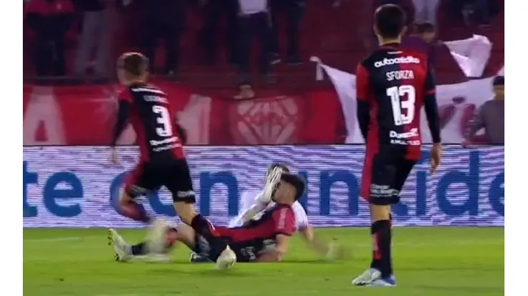 Soto se salvó de la roja tras esta patada ante Newell's