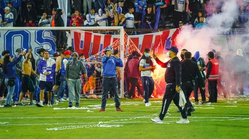 Los fuegos artificiales obligaron a suspender las acciones del encuentro.