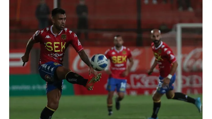 Gonzalo Espinoza será baja del duelo que se juega el domingo en La Pintana.