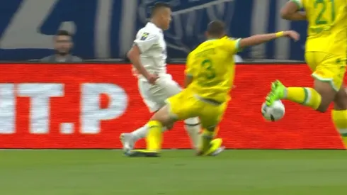 Planchazo a Alexis que era penal... no cobrado.