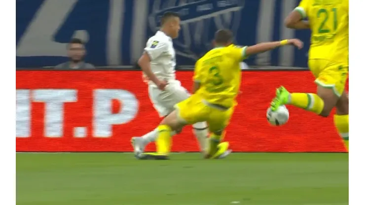 Planchazo a Alexis que era penal... no cobrado.