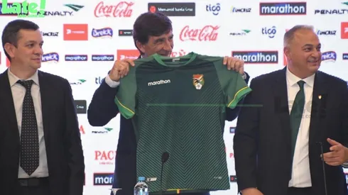 El técnico viajó a su presentación donde asume el 10 de noviembre en Bolivia.