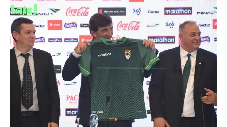 El técnico viajó a su presentación donde asume el 10 de noviembre en Bolivia.