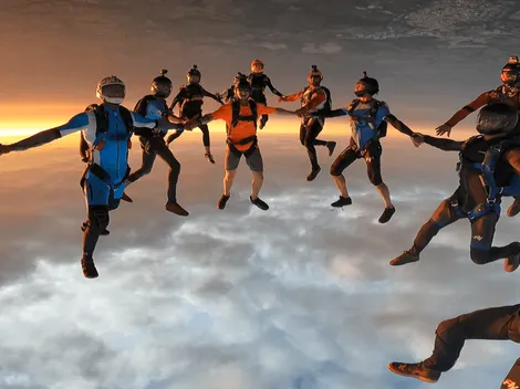 Chileno va por récord mundial de salto en formación: "Es una locura"