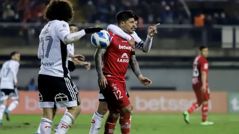 El defensor y el delantero se enfrentaron en varios momentos en el partido.