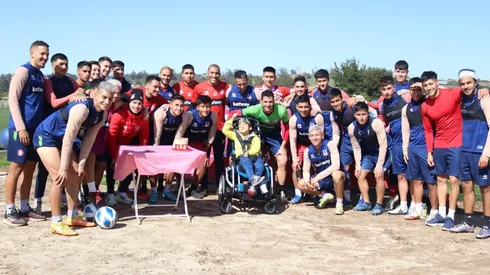 El plantel de Unión La Calera compartió con Vicente Torres Álvarez, joven hincha cementero que sufre de una distonía generalizada bilateral que lo priva de poder caminar y hablar.