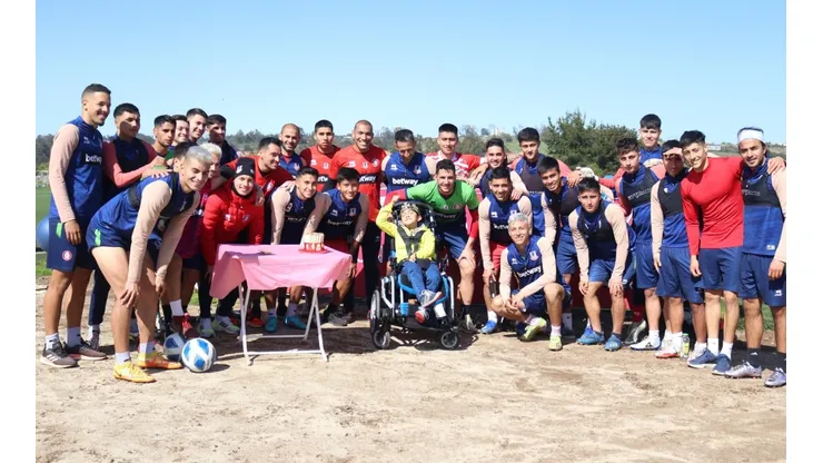 El plantel de Unión La Calera compartió con Vicente Torres Álvarez, joven hincha cementero que sufre de una distonía generalizada bilateral que lo priva de poder caminar y hablar.