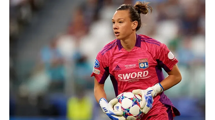 Tiane Endler estrenó la temporada atajando un penal en el Lyon.
