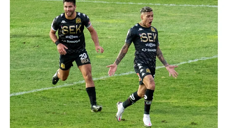 Rodrigo Piñeiro festeja uno de los dos goles que le convirtió a Deportes La Serena en el Campeonato Nacional 2022.