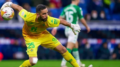 Claudio Bravo está inhabilitado para jugar en el Betis por un tema financiero