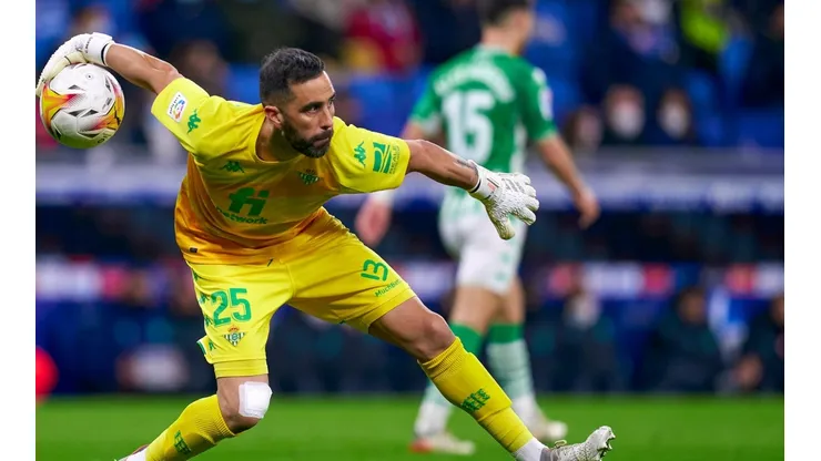 Claudio Bravo está inhabilitado para jugar en el Betis por un tema financiero