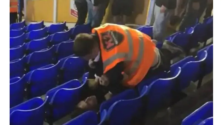 El guardia no tiene misericordia con el hincha