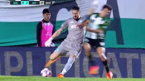 Mena y Arias fueron titulares, pero el portero chileno nacido en Argentina se llevó un duro golpe de parte de un rival.