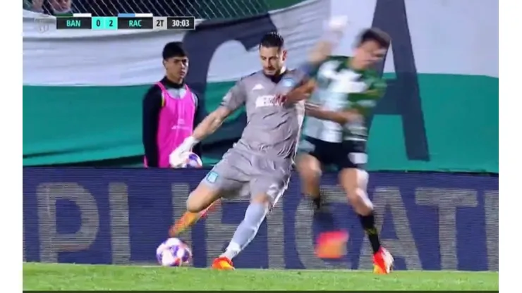 Mena y Arias fueron titulares, pero el portero chileno nacido en Argentina se llevó un duro golpe de parte de un rival.