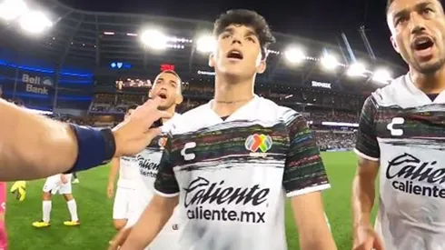 Los futbolistas le reclaman al árbitro